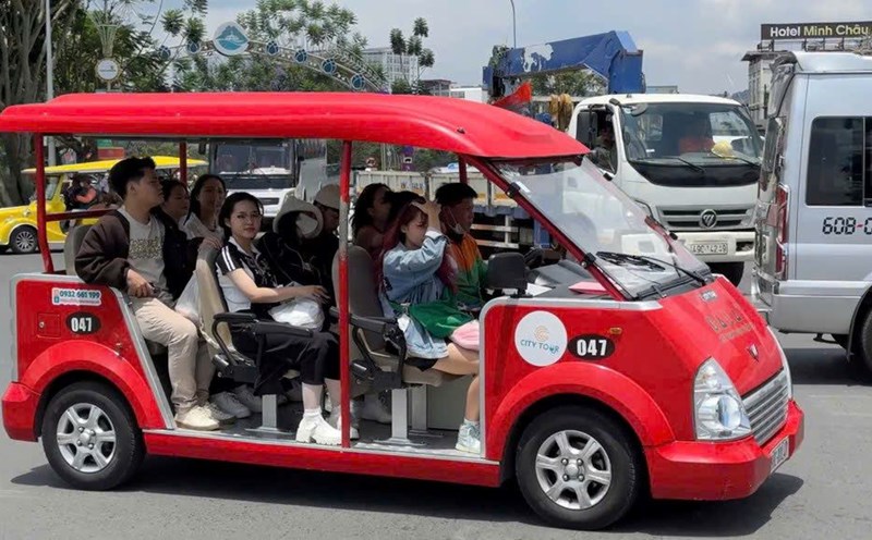 Electric vehicles will be run on some routes in Da Lat to serve tourists. Photo: Minh An