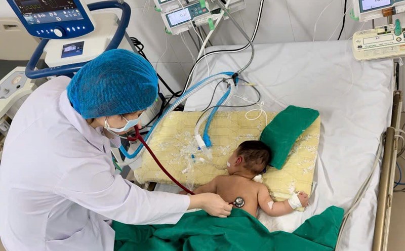 The case of a patient under 1 year old with measles is being treated at the Central Hospital for Tropical Diseases. Photo: Thanh Dang