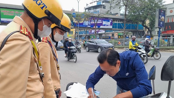Hanoi Traffic Police fined drivers who covered their license plates to avoid fines. Photo: Chu Dung