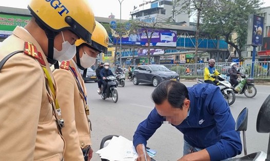 CSGT Hà Nội xử phạt lái xe che biển số để né phạt nguội. Ảnh:  Chu Dũng
