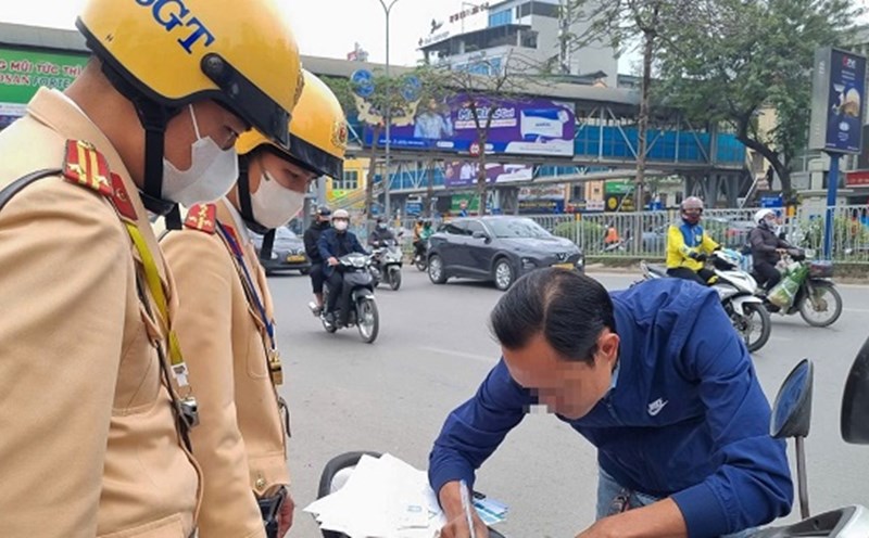 Hanoi Traffic Police fined drivers who covered their license plates to avoid fines. Photo: Chu Dung