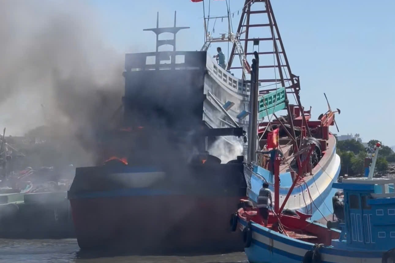 A fishing boat anchored on the river suddenly caught fire. Photo: Thanh An