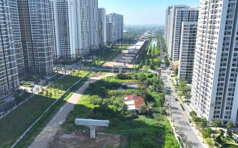 Due to 4 houses, the Ring Road 3 project has not been able to construct 3 overpass piers. Photo: Anh Tu