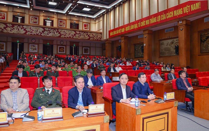 Leaders of Vinh Phuc province and delegates attending the conference. Photo: Tra Huong