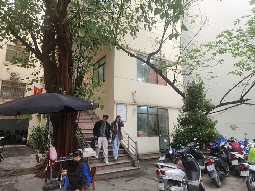 Người dân đến làm thủ tục cấp đổi căn cước công dân tại số 117B phố Thái Hà, quận Đống Đa, TP Hà Nội. Ảnh: Minh Hạnh 