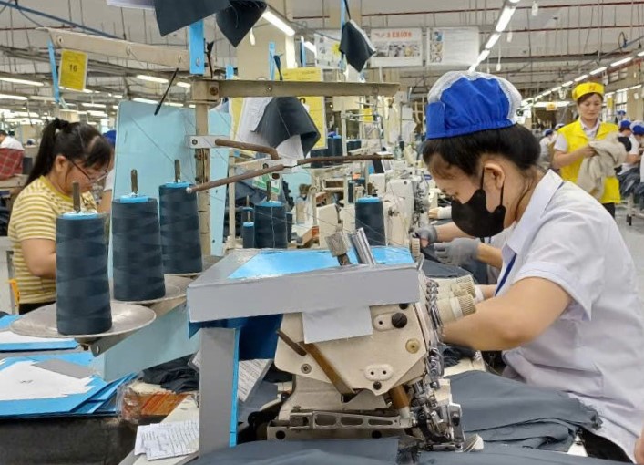 Employees working under normal conditions are entitled to 30 days of sick leave if they have paid compulsory social insurance for less than 15 years. Photo: Nam Duong