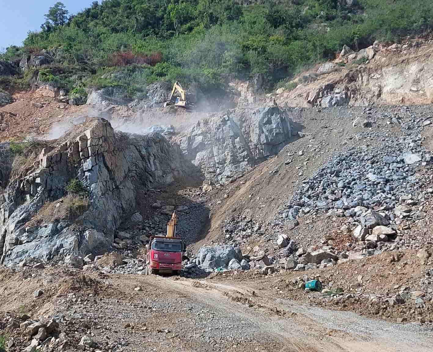 The leaders of Khanh Hoa province assigned the police to inspect the internal dispute of a stone mining enterprise. Photo: Huu Long