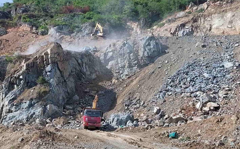 The leaders of Khanh Hoa province assigned the police to inspect the internal dispute of a stone mining enterprise. Photo: Huu Long