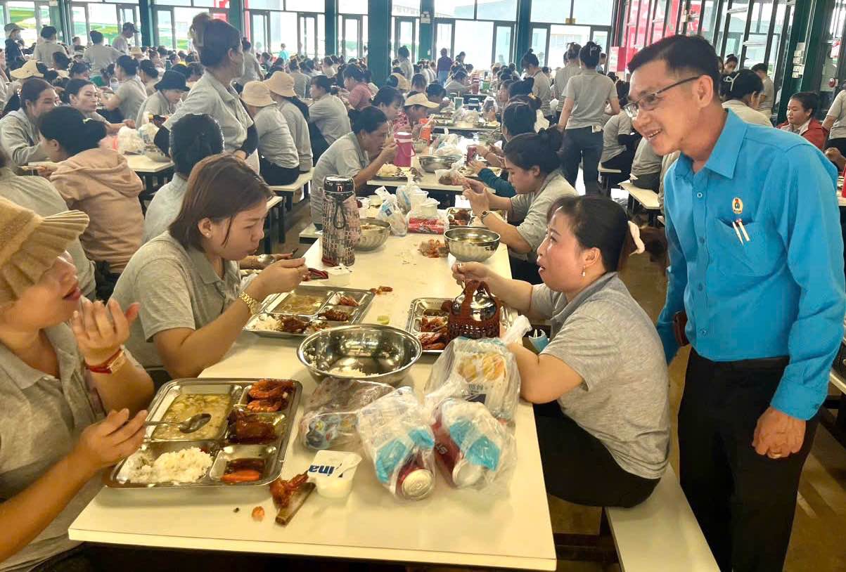 Công ty TNHH Longwell khu công nghiệp Dầu Giây, Đồng Nai thưởng tiền triệu để tuyển công nhân mới. Ảnh: Công đoàn công ty