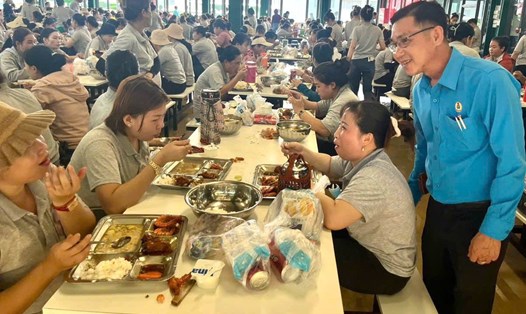Công ty TNHH Longwell khu công nghiệp Dầu Giây, Đồng Nai thưởng tiền triệu để tuyển công nhân mới. Ảnh: Công đoàn công ty