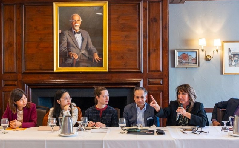 Experts discuss the topic of developing Vietnamese - US cinema. Photo: Organizing Committee