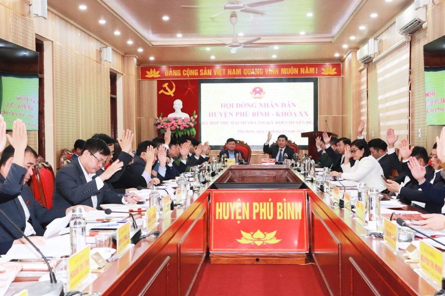 The People's Council of Phu Binh district passed a Resolution to cancel the investment in building the district headquarters. Photo: Han Nguyen.