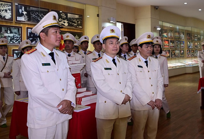 Lieutenant Colonel Nguyen Binh Khanh (far left), one of 4 individuals proposed by the Ministry of Public Security to be awarded the title of National Emulation Fighter. Photo: Hai Phong City Police