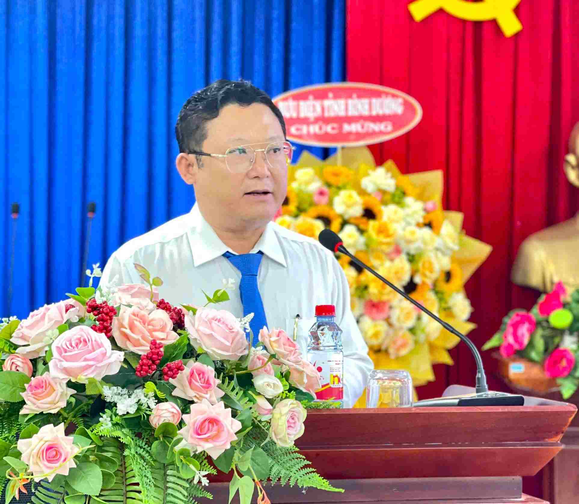 Mr. Dang Hong Tuan was transferred and appointed as Director of the Social Insurance (SI) of Binh Duong Region IV. Photo: Cao Hoa