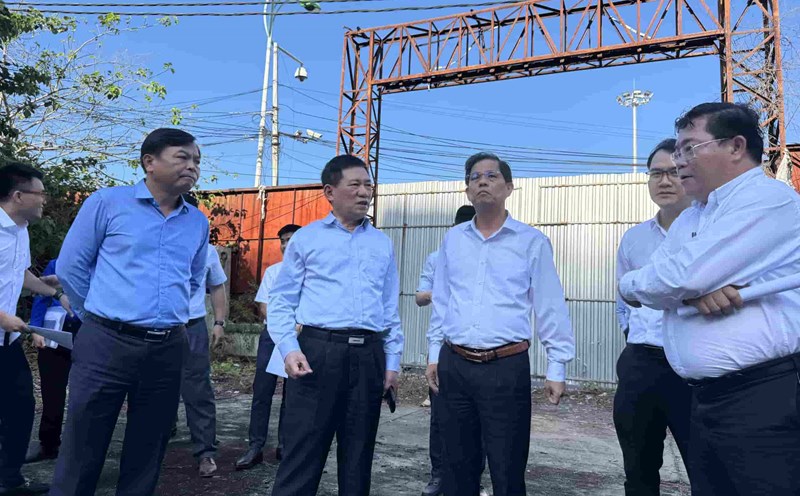 Deputy Prime Minister Ho Duc Phoc inspected a series of abandoned golden land projects in Nha Trang. Photo: Huu Long