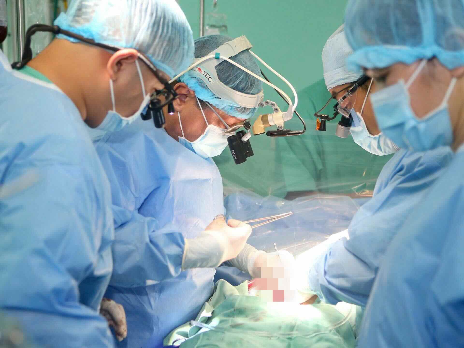 Doctors perform a heart transplant. Photo: Lan Huong.