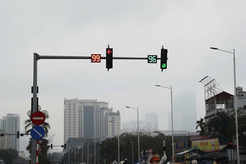 Hanoi replaces and repairs 1,200 traffic lights. Photo: To The