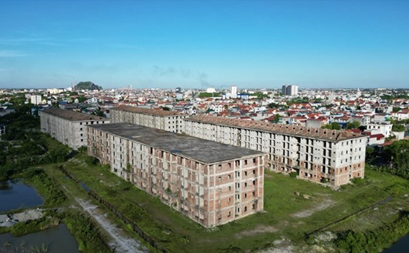 The student dormitory project in Ninh Binh was built on an area of 11.29 hectares but has been abandoned for nearly 15 years, causing waste. Photo: Nguyen Truong