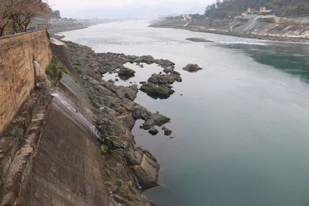 The water level in the Hoa Binh Hydropower Reservoir area has dropped sharply, revealing many cliffs along the shore. Photo: Minh Nguyen