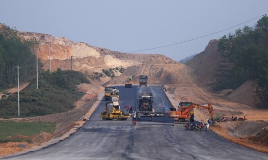 Công trường thi công một dự án thành phần dự án cao tốc Bắc - Nam. Ảnh: VGP