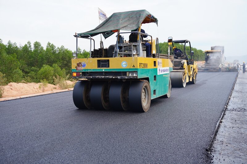 Du an cao toc Quang Ngai - Hoai Nhon dai 88km, di qua dia phan tinh Quang Ngai (60,3km) va tinh Binh Dinh (27,7km). Tong muc dau tu 20.000 ti dong. Anh: Vien Nguyen