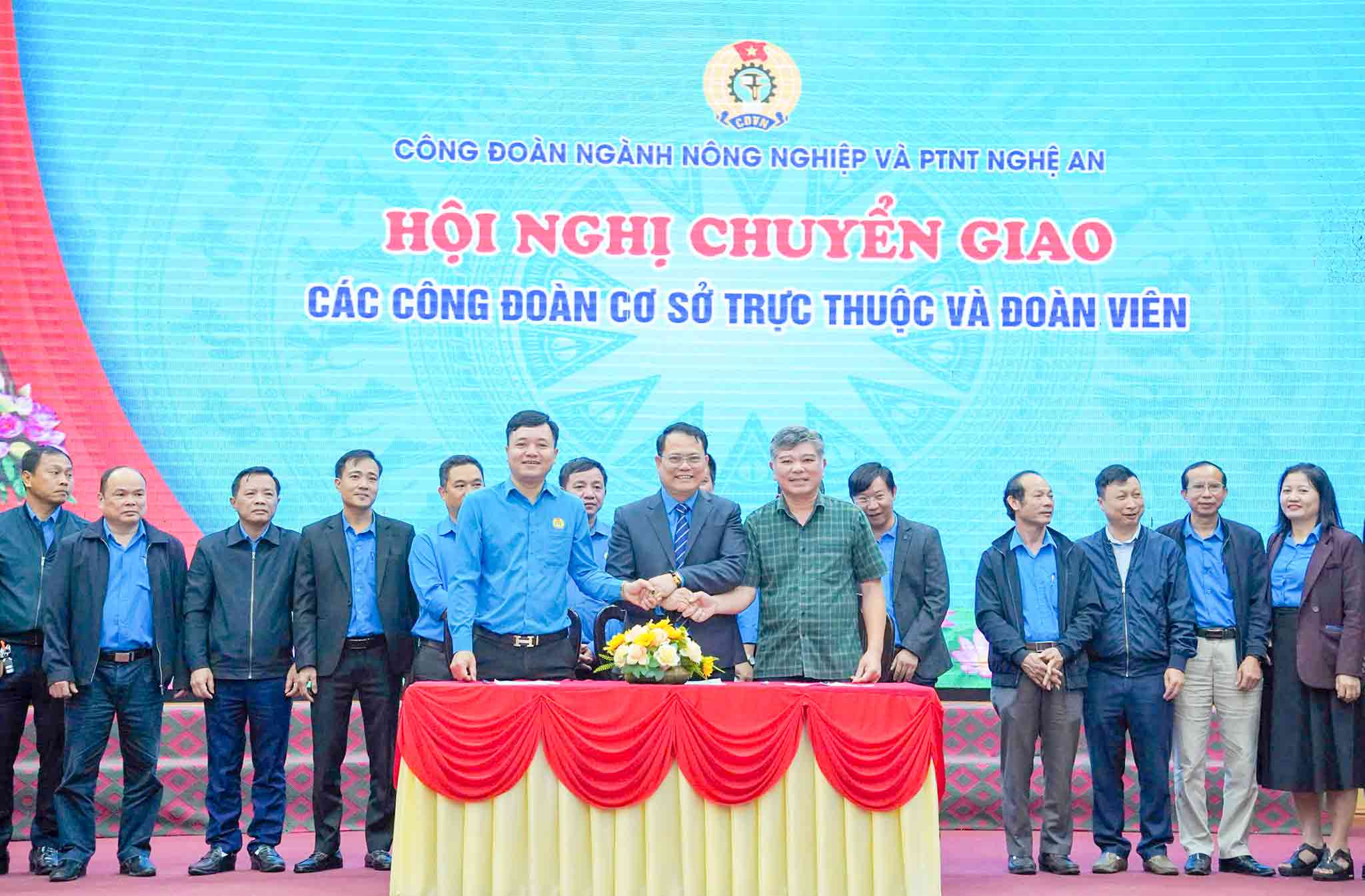 Chuyển giao các công đoàn cơ sở về cho Công đoàn Uỷ ban nhân dân tỉnh và LĐLĐ các huyện, thành phố Vinh. Ảnh: Duy Chương