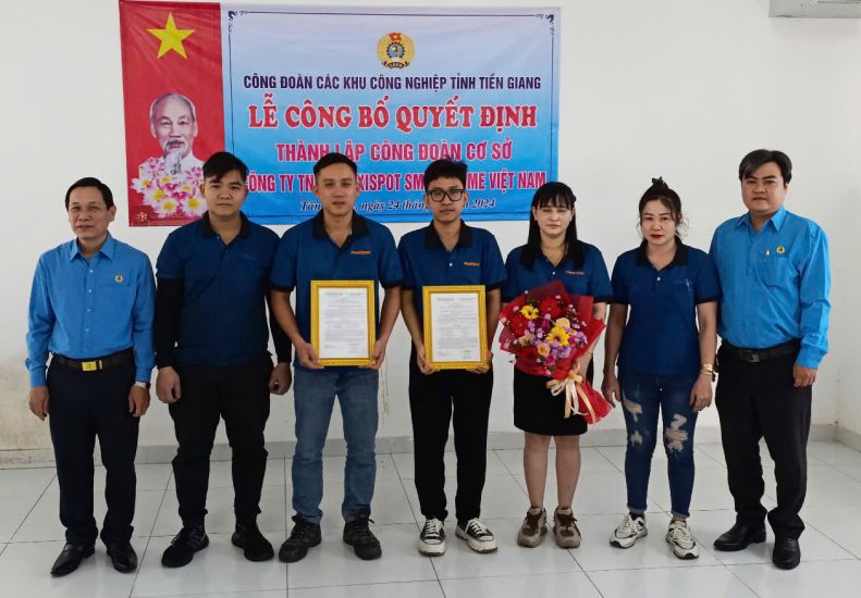 Chairman of the Tien Giang Provincial Federation of Labor Le Minh Hung (left cover) - presented the decision to establish a new grassroots trade union. Photo: Thanh Nhan