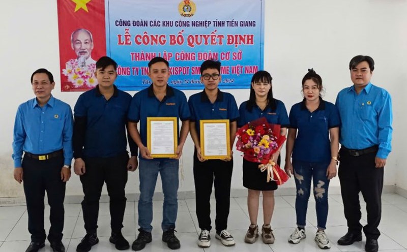 Chairman of the Tien Giang Provincial Federation of Labor Le Minh Hung (left cover) - presented the decision to establish a new grassroots trade union. Photo: Thanh Nhan