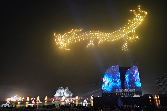 Drone Light performance shows many images of the fallen dragon at Carnival Ha Long 2024. Photo: Doan Hung