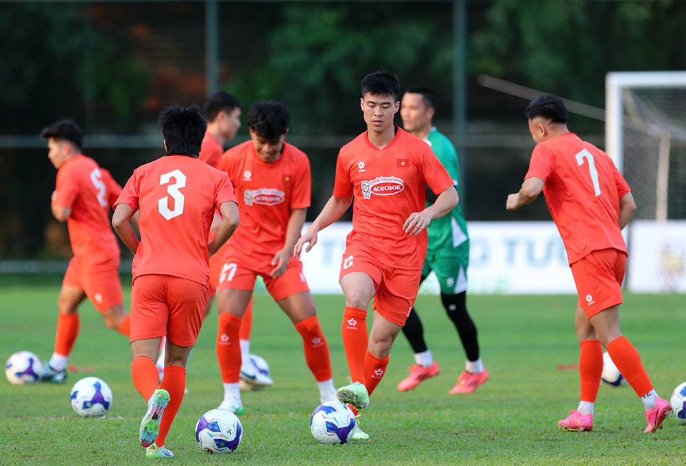 Trung ve Do Duy Manh da co the tro lai tap luyen sau khi binh phuc chan thuong. Anh chia se truoc buoi tap: “Hien tai toi da on va co the quay tro lai tap cung doi. Co mot so anh em gap phai mot so chan thuong nhe va phai tap phuc hoi cung bac si de som lay lai the trang tot nhat de co the quay tro lai tap luyen va thi dau“.