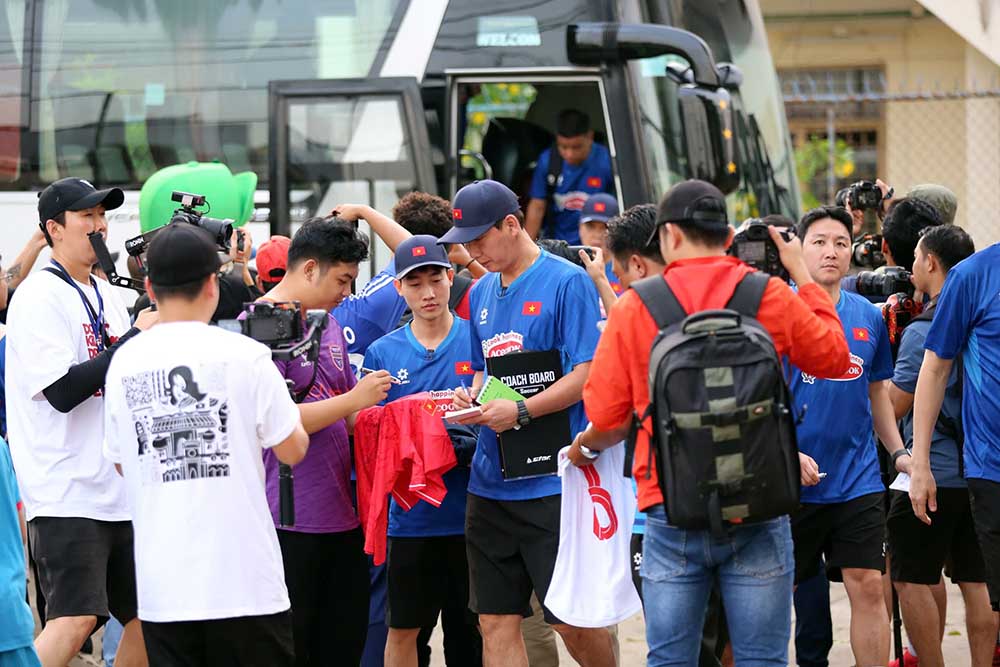 Chieu 12.3, doi tuyen Viet Nam co buoi tap tren san phu cua san van dong Binh Duong (tinh Binh Duong). Day la buoi tap dau tien cua doi trong dot tap trung chuan bi cho 2 tran dau trong thang 3 gap Campuchia va Lao.