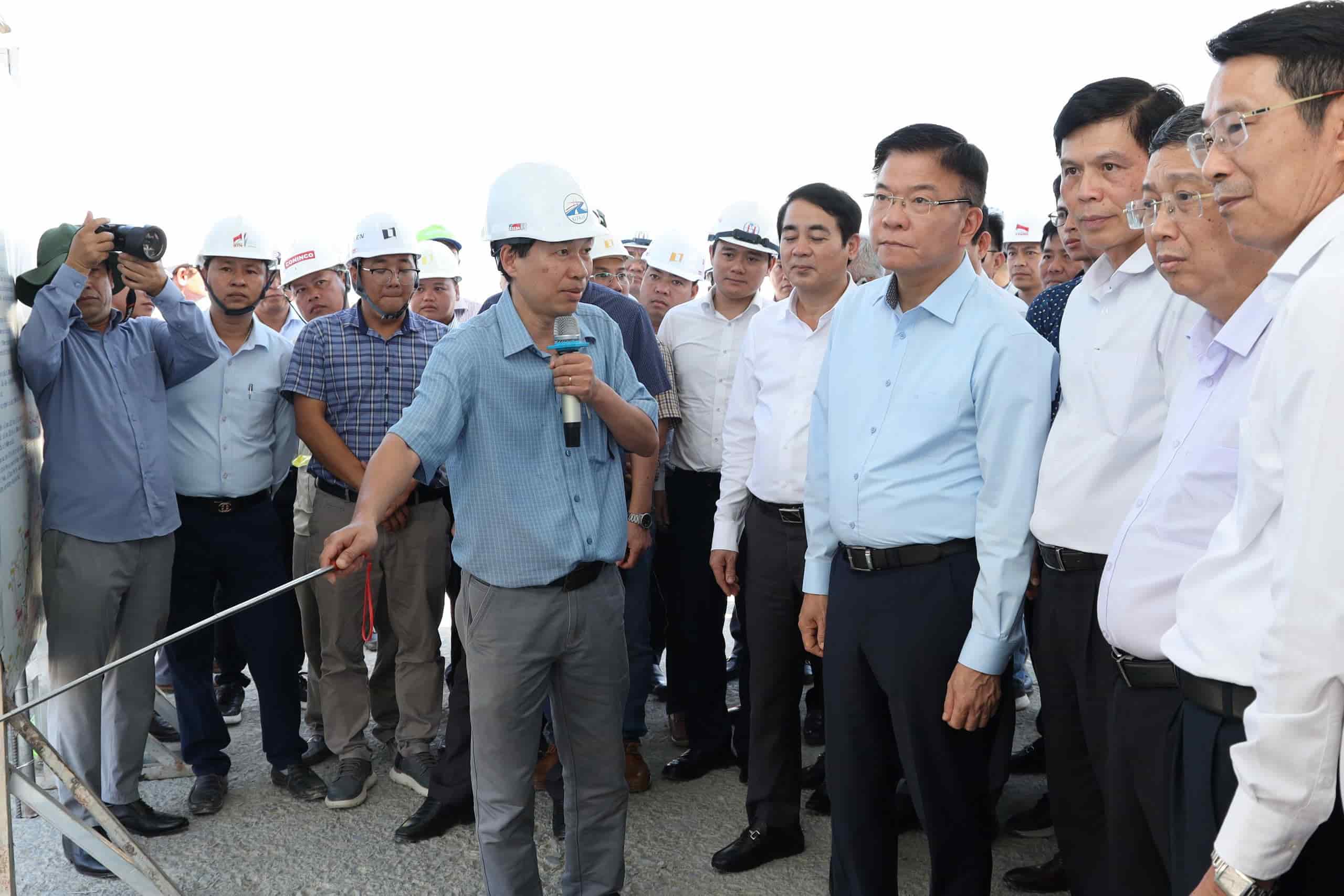 Truoc khi lam viec voi cac dia phuong, sang cung ngay Pho Thu tuong Le Thanh Long da di thi sat mot so vi tri tai cac tuyen cao toc.