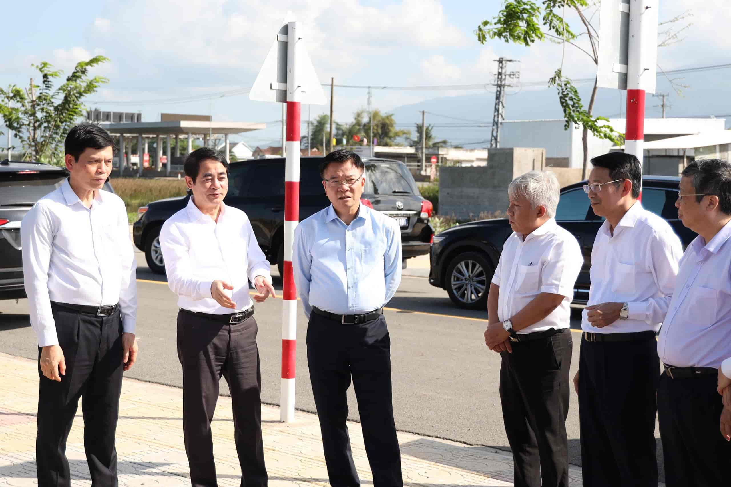 Deputy Prime Minister Le Thanh Long inspected on-site expressway projects in Khanh Hoa, Phu Yen and Dak Lak. Photo: Bui Quoc
