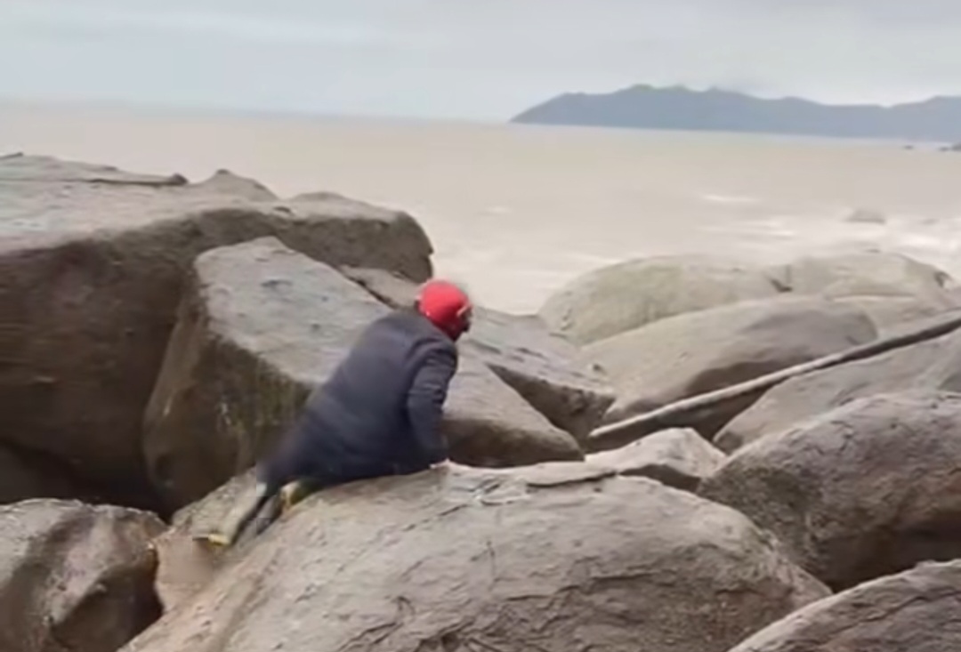 Relatives search for fishermen along the coast after the fishermen went missing. Photo: Provided by the people