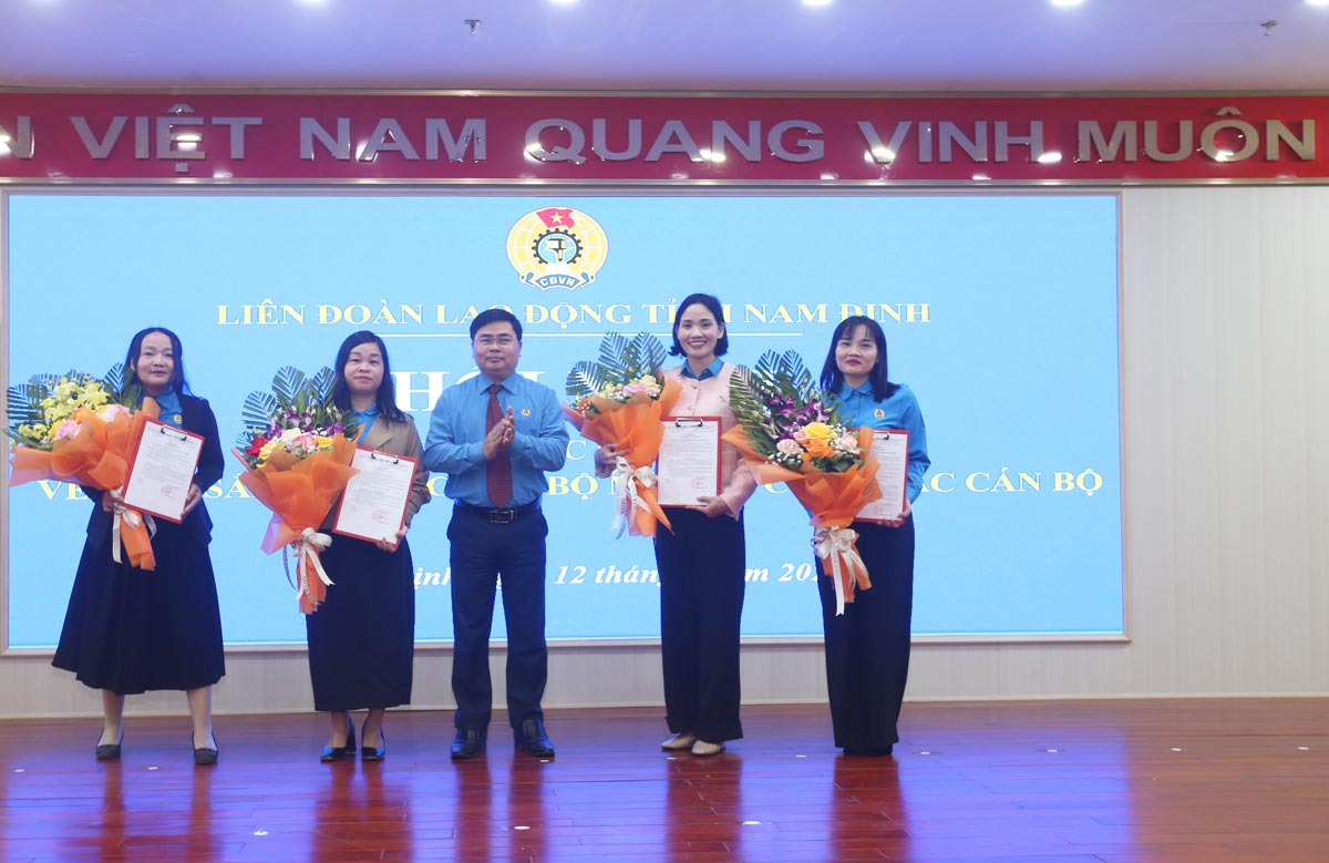 LĐLĐ tỉnh Nam Định tổ chức hội nghị công bố các quyết định về việc sắp xếp bộ máy. Ảnh: Đào Mai