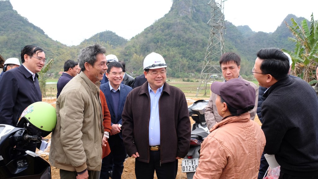 Bi thu Tinh uy Cao Bang Quan Minh Cuong trong lan truc tiep kiem tra cong truong du an, tham hoi va dong vien nguoi dan co nha cua bi anh huong. Anh: The Hien.