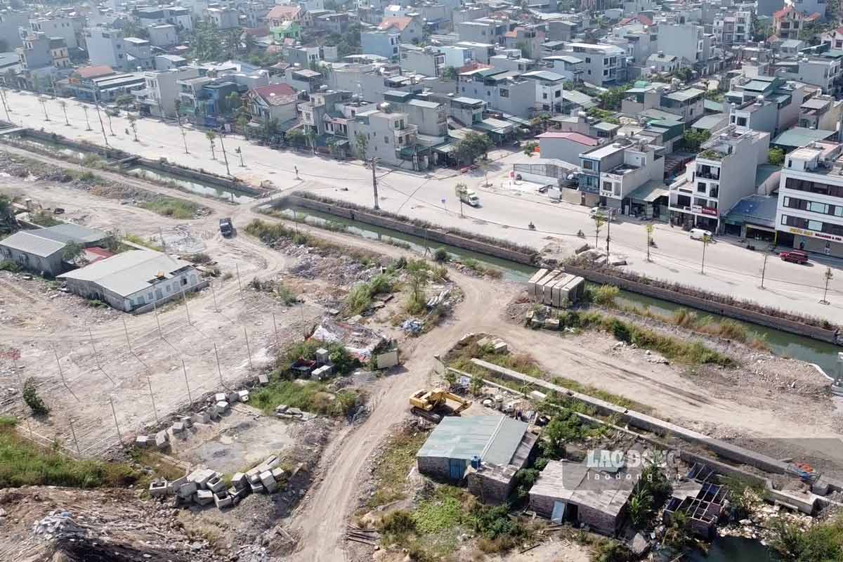 The road project along the canal, from K67 bridge in Ha Khanh ward through the saltwater bridge to road 336, Ha Lam ward, Ha Long city. Photo: Doan Hung