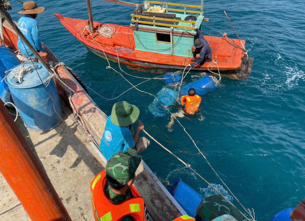 Las fuerzas apoyaron el bote de pesca y condujeron al muelle de Nam du Commune para su reparacion. Foto: Guardia fronteriza proporcionada