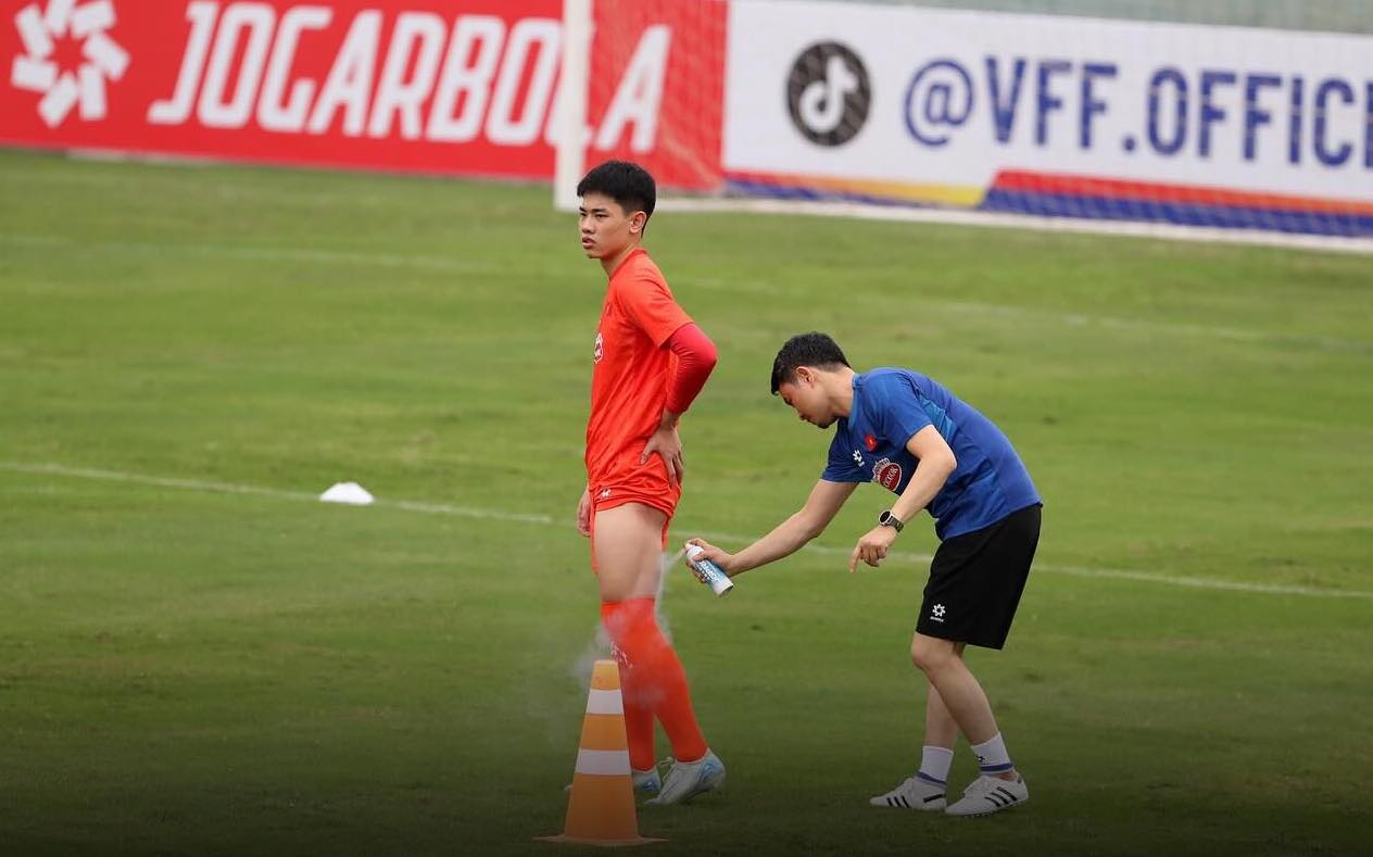 Dinh Bac was seriously injured when joining U22 Vietnam. Photo: CAHN