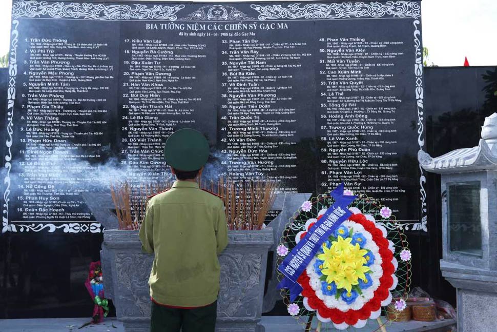 Khu vuc mo gio khac ten 64 anh hung, liet si hi sinh ngay 14.3.1988.