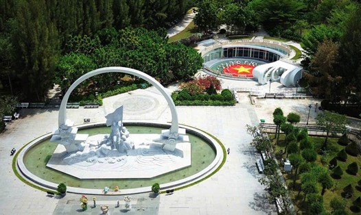 Khu tưởng niệm chiến sĩ Gạc Ma nằm bên bờ biển Bán đảo Cam Ranh - nơi đang lưu giữ những tư liệu về Trường Sa và là địa chỉ về nguồn của nhiều thế hệ. Ảnh: Phương Linh