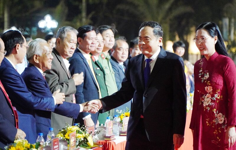 National Assembly Chairman Tran Thanh Man and delegates attended the Ceremony to celebrate the 80th anniversary of the founding of Ba To and the 50th anniversary of the Liberation of Quang Ngai province. Photo: Vien Nguyen