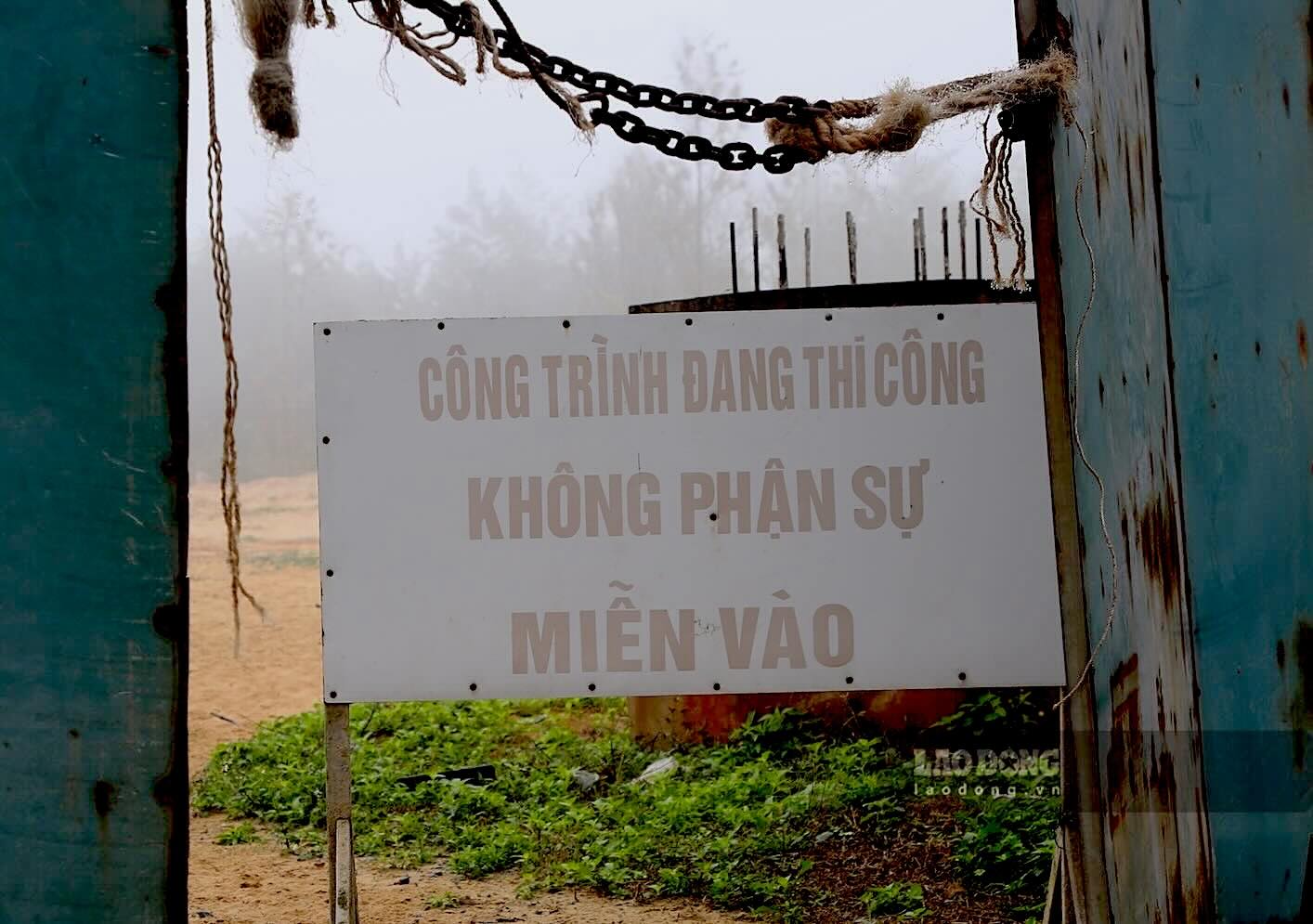 Tuy nhien, theo ghi nhan cua PV Bao Lao Dong vao giua thang 3, du an dang trong tinh trang bo hoang. Khong co dau hieu cua hoat dong xay dung, cong nhan lam viec. Anh: Cong Sang