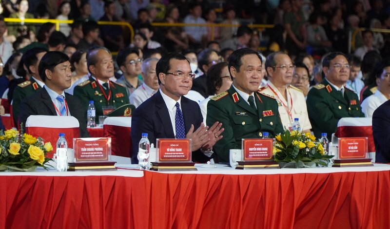 Cac dai bieu tham du buoi Le. Anh: Vien Nguyen.