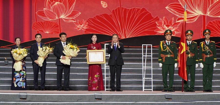 Chu tich Quoc hoi Tran Thanh Man trao tang Huan chuong Lao dong hang Nhat cho Dang bo, chinh quyen va Nhan dan tinh Quang Ngai. Anh: Vien Nguyen.