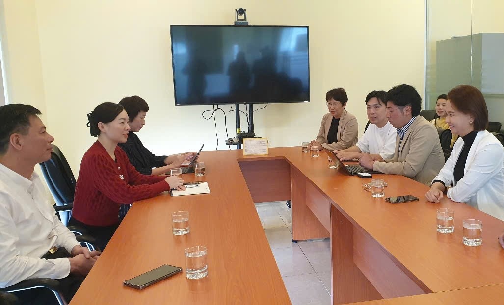 Les représentants de Peace Boat ont travaillé avec les dirigeants du Département de la Culture, des Sports et du Tourisme de Quang Ninh sur les préparatifs pour accueillir les passagers des navires de croisière japonais. Photo : Nguyen Hung