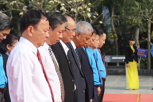 Các đại biểu dành phút mặc niệm tưởng nhớ anh hùng, liệt sỹ hi sinh ngày 14.3.1988, trong trận chiến Gạc Ma. Ảnh: Phương Linh