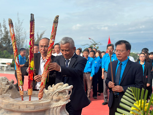 Cac dai bieu dang huong tuong niem cac anh hung, liet sy Gac Ma. Anh: Phuong Linh