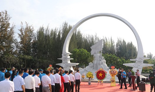 LĐLĐ Khánh Hòa tổ chức dâng hương, tưởng niệm các anh hùng liệt sỹ hi sinh trong trận chiến Gạc Ma năm 1988. Ảnh: Phương Linh