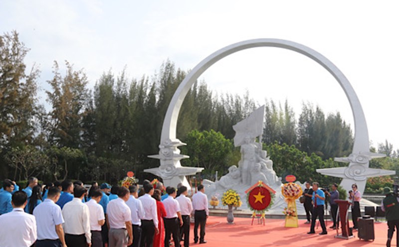 Khanh Hoa Labor Federation organizes incense offering and commemorates the heroic martyrs who died in the battle ofcc Ma in 1988. Photo: Phuong Linh